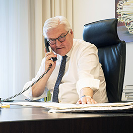 Frank-Walter Steinmeier telefonierend